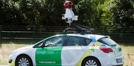 Ein Auto mit einer 360-Grad-Kamera auf dem Dach und Aufschriften von Google