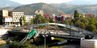Blick auf die Stadt Mitrovica, die zwischen Serben und Kosovaren geteilt ist.