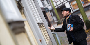 Lars Steinke im Häuserwahlkampf vor einer Fassade