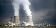 Dampf steigt aus den Kühltürmen eines Atomkraftwerks