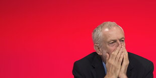 Jeremy Corbyn schlägt die Hände vor das Gesicht