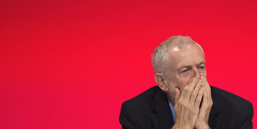 Jeremy Corbyn schlägt die Hände vor das Gesicht