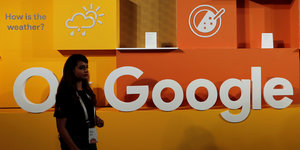 Google-Schriftzug auf gelbem Grund. Ein Gutachten fordert ein schärferes Kartellrecht für Internetkonzerne