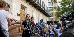 Chrystia Freeland, umringt von Journalisten