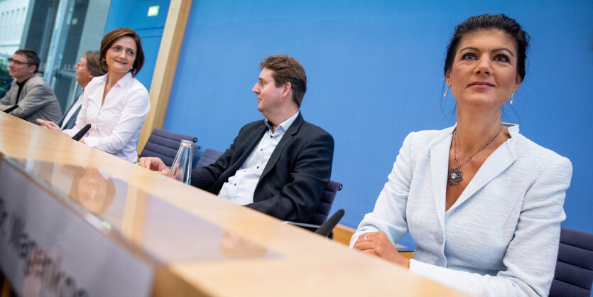 Sahra Wagenknecht sitzt mit mit Ludger Volmer und Simone Lange an einem Tisch in der Bundespressekonferenz