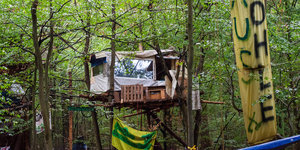 Hütte auf Stelzen im Wald