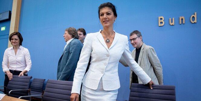 Wagenknecht und andere vor der blauen Wand der Bundespressekonferenz