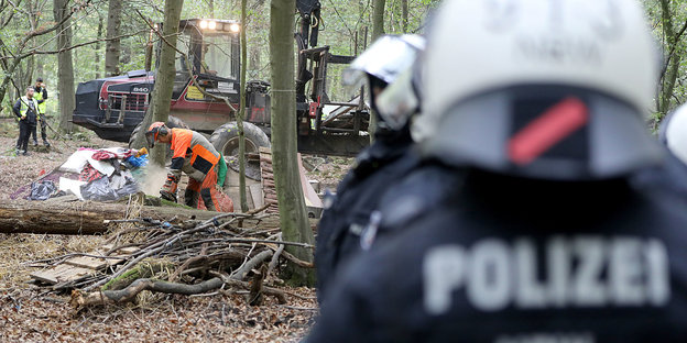 Mitarbeiter von RWE räumen unter Polizeischutz eine Barrikade