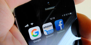 Ein iPhone, auf dem die Apps von Google, Facebook und Amazon zu sehen sind