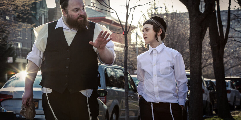 Filmszene "Menashe": Ein Mann und ein Junge auf einer Straße