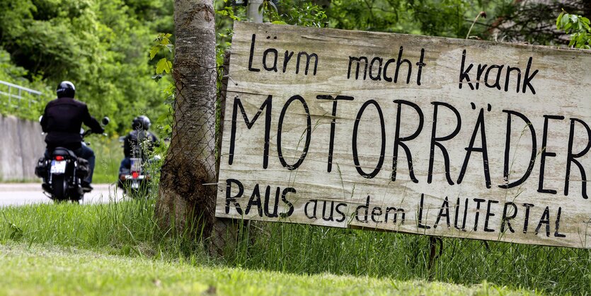 Ein Protestschild gegen Motorradlärm