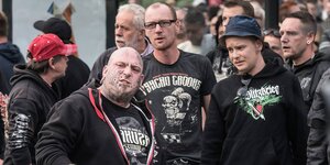 Mehrere radikale Männer, einer von ihnen schaut haßerfüllt in Richtung Kamera