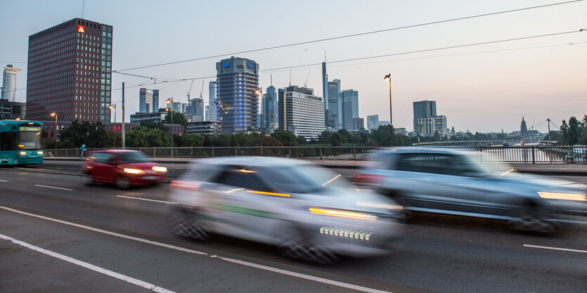 Pendler fahren mit ihren Autos über die Friedensbrücke in Frankfurt