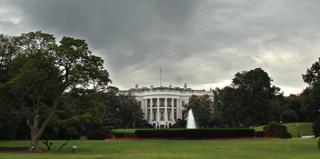 Dunkle Wolken über dem Weißen Haus