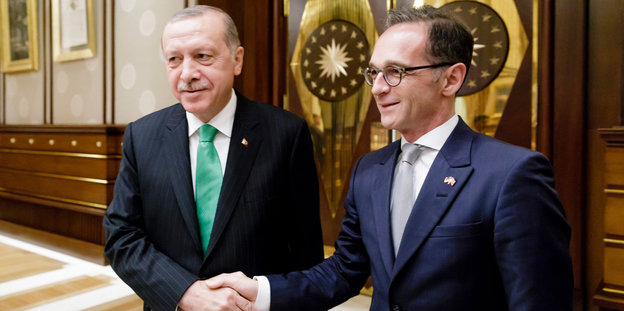 Der türkische Präsident Erdogan und der deutsche Außenminister Maas schütteln sich die Hände