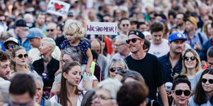 Kinder, Frauen und Männer mit bunten Schildern demonstrieren in Hamburg gegen Hetze und Hass