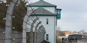Ein Stacheldrahtzaun des ehemaligen Konzentrationslagers Sachsenhausen in Oranienburg