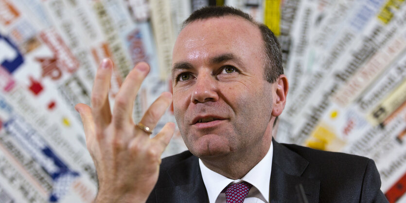 Manfred Weber hebt seine Hand