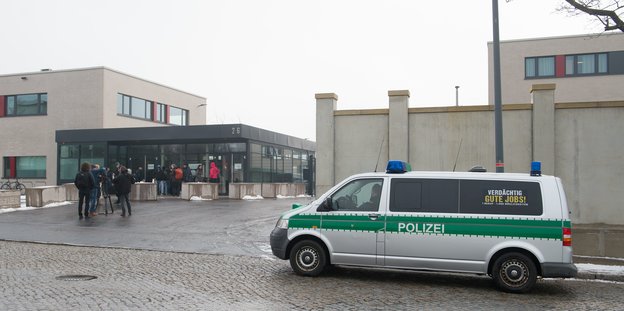 In Dresden steht ein Polizeiauto vor dem Tor der Justizvollzugsanstalt