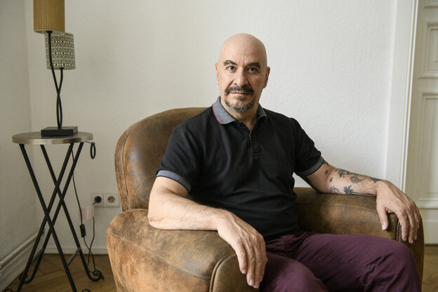 Altan Halil im Sessel Altan Halil im Sessel