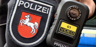 Polizist präsentiert eine Bodycam