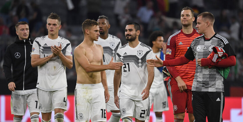 Deutsche Männerfußballnationalspieler auf dem Rasen eines Stadions