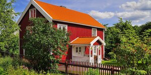 Ein typisch schwedisches rotes Haus mit Garten