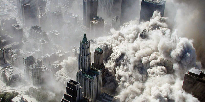 Ein aus der Luft aufgenommenes Foto zeigt Wolken aus Staub und Rauch, die über den eingestürzten Türmen des World Trade Centers und über Manhattan stehen