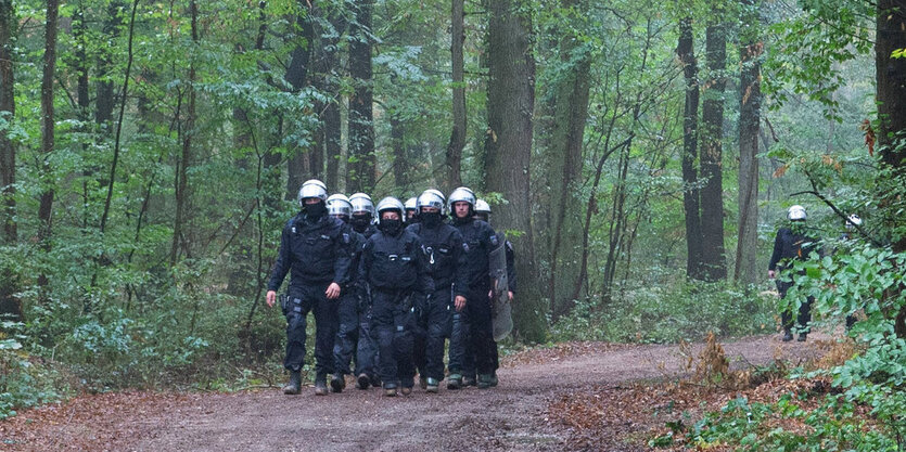 Polizisten im Wald