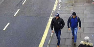 Zwei Männer laufen auf einer Straße. Es soll sich um die Männer handeln, die laut britischer Polizei für den Anschlag auf Sergej Skripal verantwortlich sein sollen