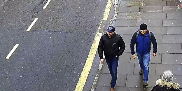 Zwei Männer laufen auf einer Straße. Es soll sich um die Männer handeln, die laut britischer Polizei für den Anschlag auf Sergej Skripal verantwortlich sein sollen