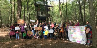 Leute mit einem Transparent im Hambacher Forst