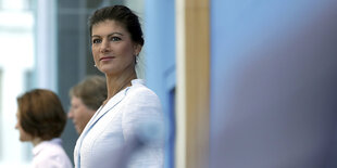 Sahra Wagenknecht steht hinterm Tisch auf einer Pressekonferenz