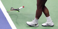 Serenas zerbrochener Schläger liegt zu ihren Füßen