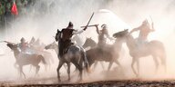 Menschen kämpfen gegeneinander auf Pferden auf den World Nomad Games