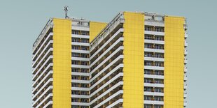 Eine bunter Plattenbau vor blauem Hintergrund