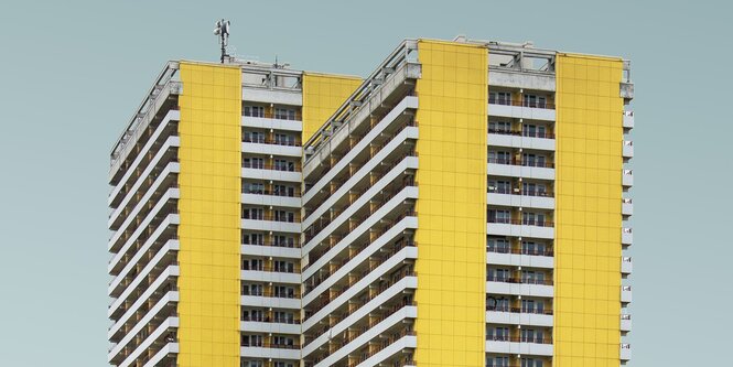 Eine bunter Plattenbau vor blauem Hintergrund