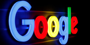 Das Google-Logo leuchtet bunt und hell
