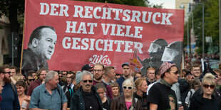 Menschen demonstrieren auf der Straße