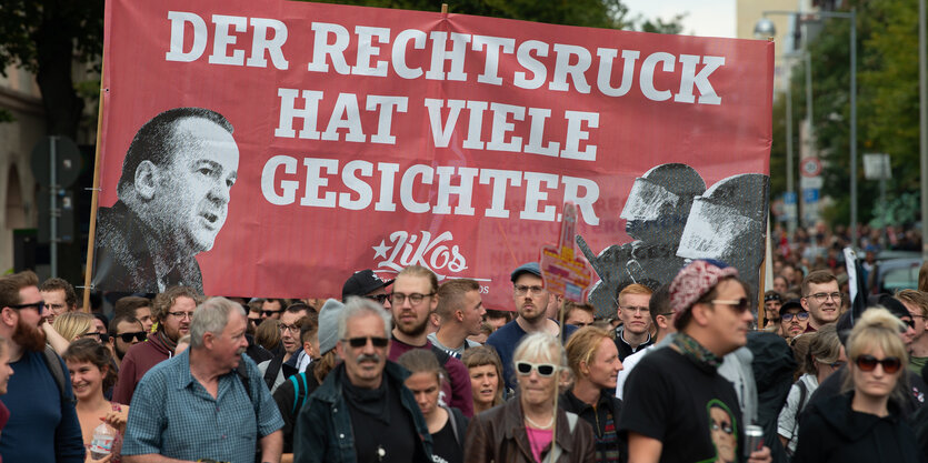 Menschen demonstrieren auf der Straße