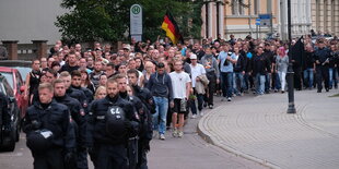 Menschen laufen in einem Zug auf einer Straße