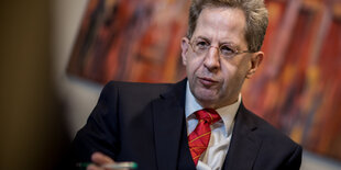 Hans-Georg Maaßen gestikuliert