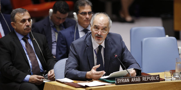 Baschar al-Dschafari (vorn), der Ständige Vertreter Syriens bei den Vereinten Nationen, spricht auf einer Sitzung des UN-Sicherheitsrates