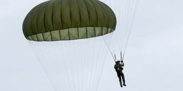 Ein Fallschirmjäger fliegt durch die Luft