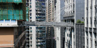 Eine Fußgängerbrücke verbindet zwei Hochhäuser in China in 68,5 Metern Höhe