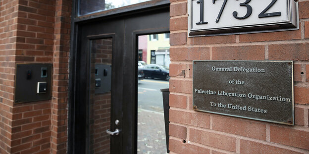 Tür, daneben ein Schild mit der Aufschrift „Vertretung der PLO in den Vereinigten Staaten“