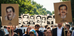 In München tragen Demonstranten Bilder der Opfer des NSU