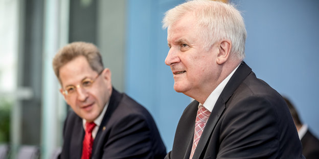 Verfassungsschurtzchef Hans-Georg Maaßen und Innenminister Horst Seehofer sitzen nebeneinander