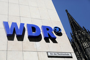 Ein WDR-Logo an einer Wand