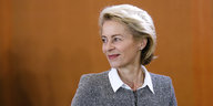 Verteidigungsministerin Ursula von der Leyen steht vor einem braunem Hintergrund